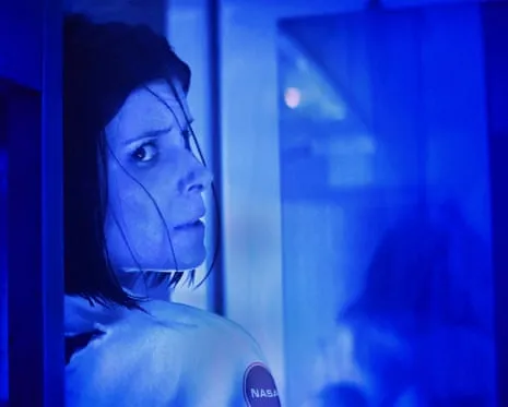 This Sci-Fi Thriller Film Analysis: Tense Moments and Mysterious Phenomena in a High-End Setting